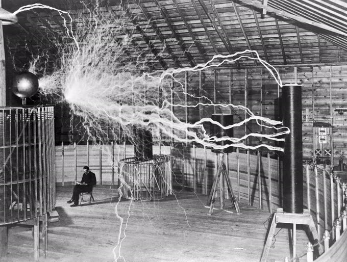 Tesla zamišljen pored uveličavajućeg predajnika, Kolorado Springs 1899